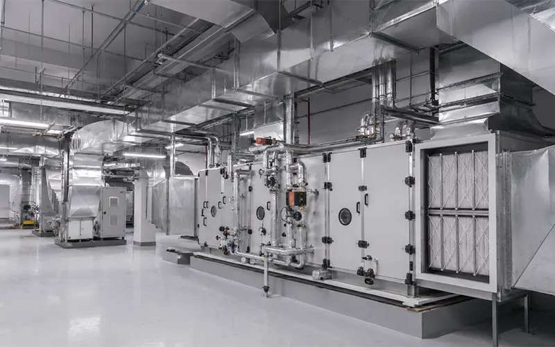 Grande sistema HVAC e unità di trattamento aria per stazioni di trasporto ferroviario, con filtrazione dell’aria in ingresso, pulizia dell’aria di ricircolo e protezione delle apparecchiature.