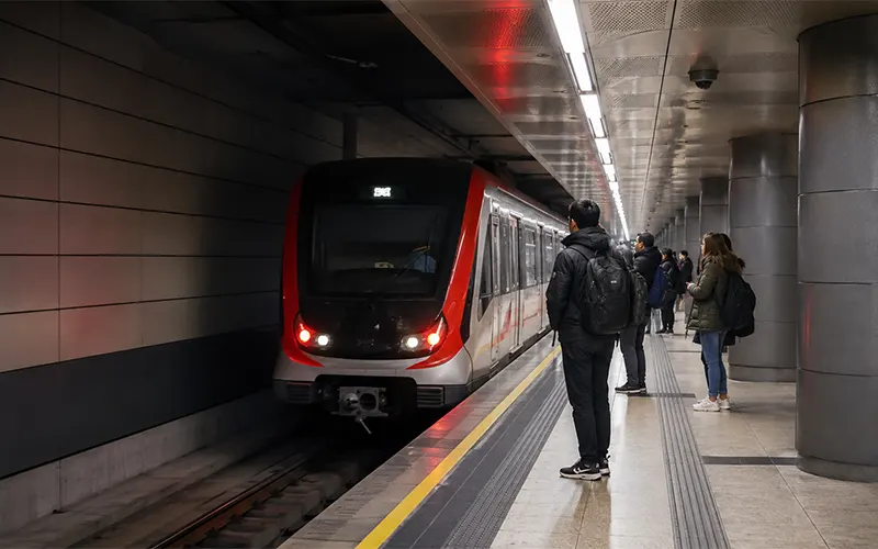 Piattaforma metropolitana sotterranea con treno, passeggeri e filtrazione dell’aria per stazioni di trasporto ferroviario