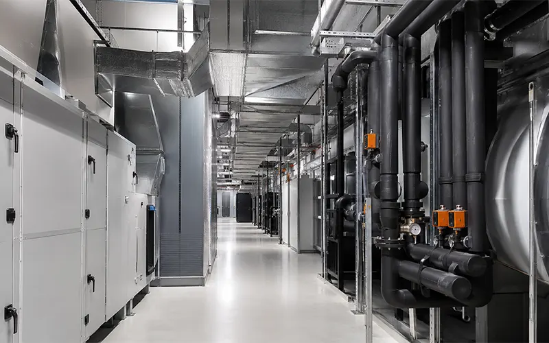 Corridoio tecnico di un data center con sistemi HVAC ad alta portata e filtri dell’aria a bassa perdita di carico
