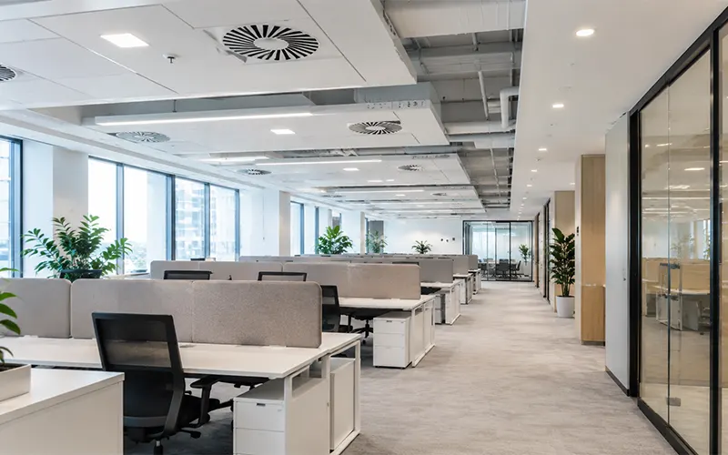 Area ufficio open space con sistemi HVAC a soffitto e ventilazione per la filtrazione dell’aria negli edifici per uffici