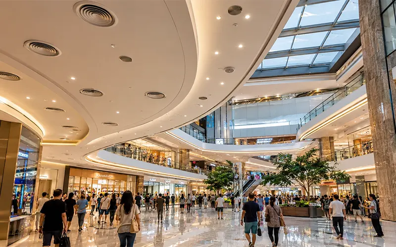 Atrio moderno di un centro commerciale con sistemi HVAC e filtrazione dell’aria per aree ad alta occupazione.