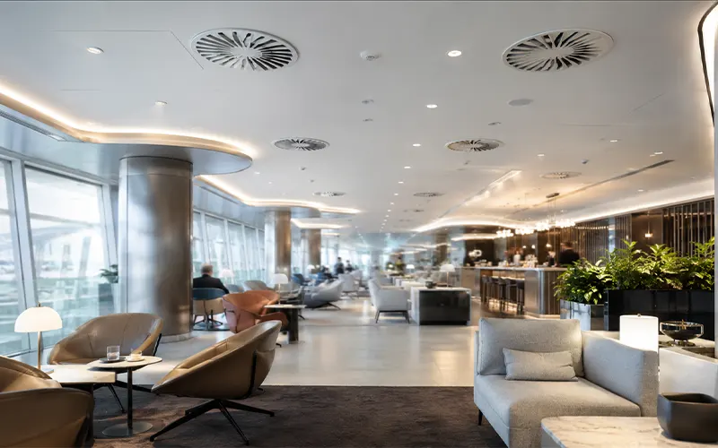 Filtrazione dell’aria nelle lounge aeroportuali con diffusori a soffitto, area relax e sistema HVAC per il comfort dei passeggeri