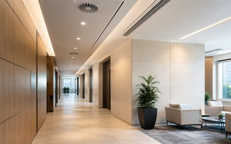 Corridoio di un edificio commerciale con sistema HVAC, per la pianificazione della sostituzione dei filtri dell’aria in base alla perdita di carico.