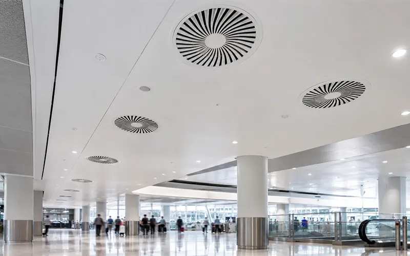 Luftfiltration und HVAC-Lüftungssysteme in einem modernen Flughafenterminal