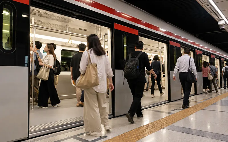 Passeggeri che entrano in una carrozza della metropolitana moderna, con apertura frequente delle porte e scambio d’aria con la banchina.