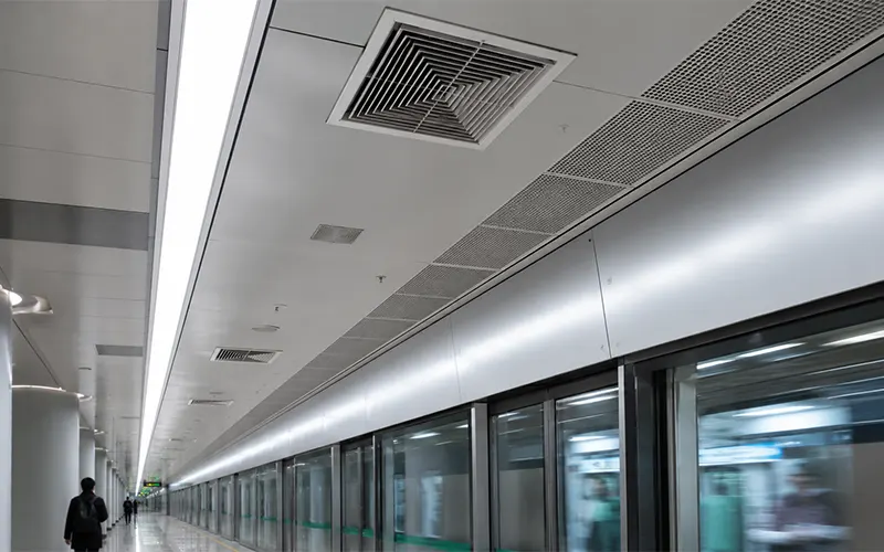 Banchina di stazione ferroviaria con sistema HVAC ad alta portata e filtri dell’aria a bassa perdita di carico