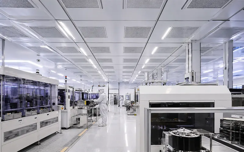 Camera bianca per produzione elettronica avanzata in ambiente controllato