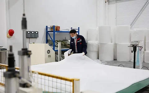 Lavorazione dei media filtranti per filtri aria a media efficienza nello stabilimento Clean-Link
