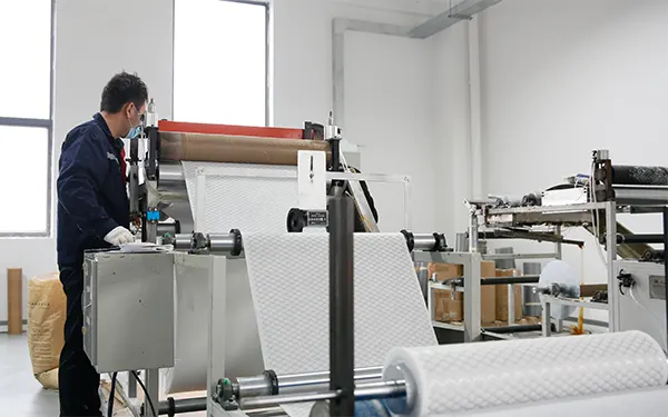 Lavorazione dei media filtranti per prefiltri nello stabilimento Clean-Link