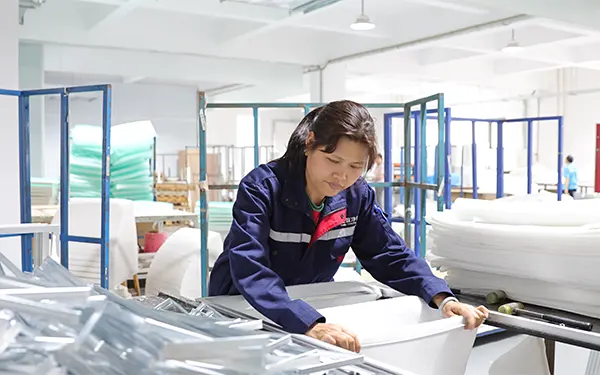 Lavorazione di filtri aria a media efficienza nello stabilimento Clean-Link