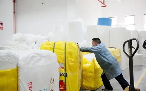 Stoccaggio e movimentazione delle materie prime per filtri aria nello stabilimento Clean-Link