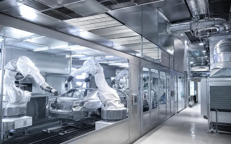 Impianto di produzione automobilistica moderno con cabina di verniciatura e sistema di filtrazione per applicazioni di verniciatura a spruzzo.