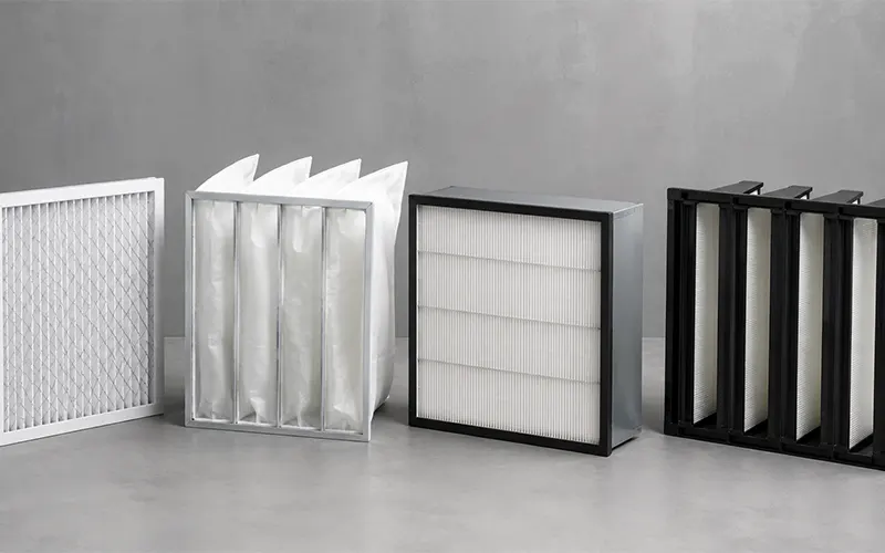 Quattro tipi di filtri HVAC con diverse strutture e configurazioni.