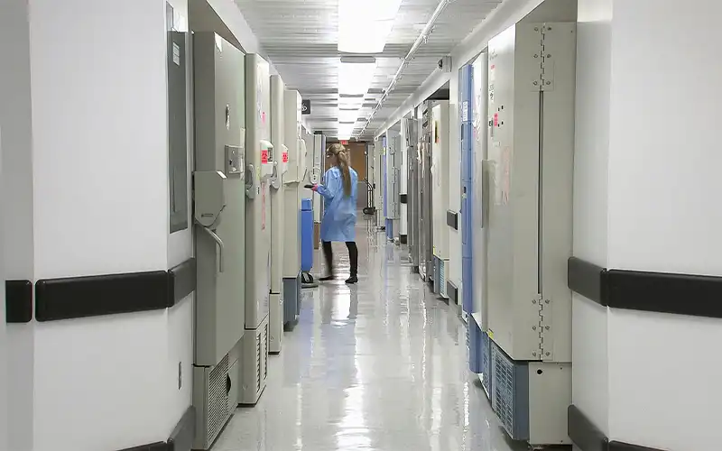 Corridoio di una struttura sanitaria utilizzato per illustrare la sicurezza dei pazienti e la filtrazione dell’aria negli ospedali