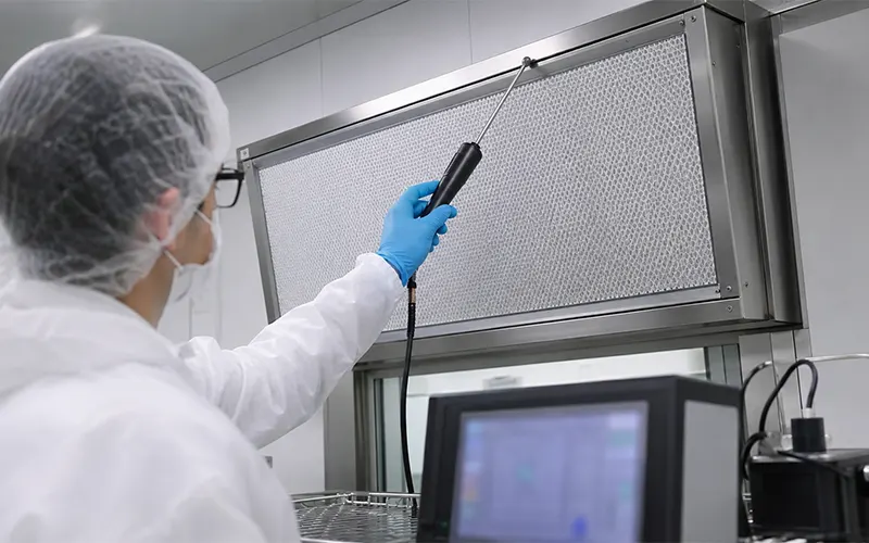 Tecnico durante una prova di scansione per verificare la tenuta di un filtro HEPA.