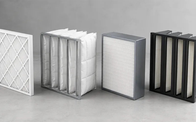 Diversi tipi di filtri dell’aria HVAC, inclusi filtri a pannello, filtri a tasche, filtri compatti e filtri V-bank con differenti configurazioni del media filtrante.