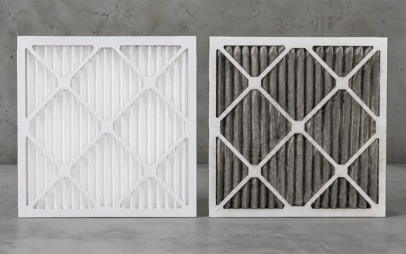Confronto tra un filtro dell’aria HVAC pulito e un filtro usato carico di polvere