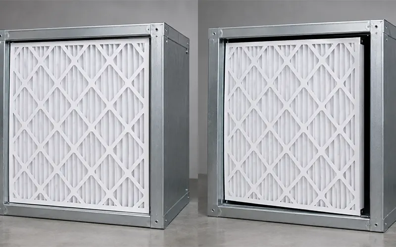 Due esempi di installazione di filtri HVAC che mostrano il corretto adattamento del filtro e i possibili problemi di perdita per bypass.