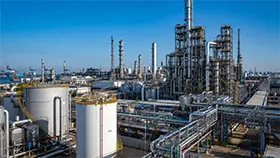 Impianto chimico e petrolchimico con unità di processo e sistemi industriali