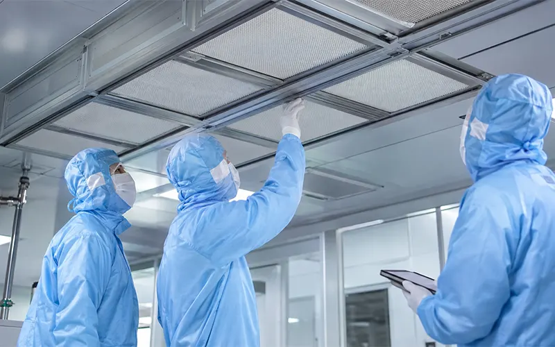 Tecnici controllano l’installazione del filtro HEPA per verificare la tenuta del sistema di filtrazione dell’aria